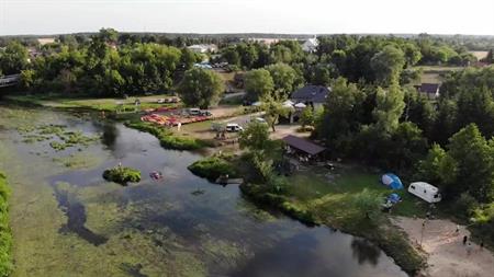 Widok z lotu ptaka na przystań i pole namiotowe Joniec