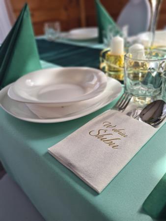 Przygotowany stół biesiadny w wiacie eventowej