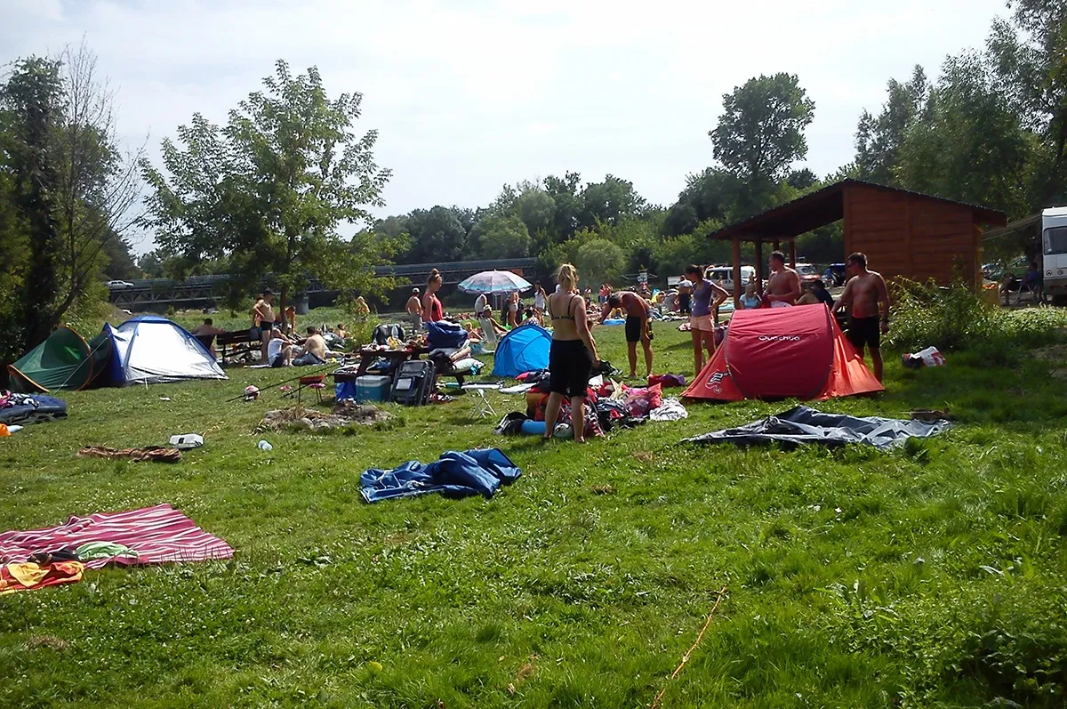 Piaszczysta plaża i bar nad Wkrą - EL-DAW
